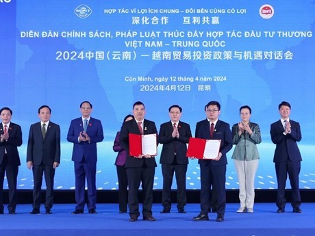  Le Président de l'Assemblée nationale, Vuong Dinh Huê (4e, gauche, 2e ligne) à la cérémonie d'échange de protocoles d'accord de coopération entre des entreprises vietnamienne et chinoise. Photo : VNA.