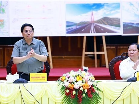 Le Premier ministre Pham Minh Chinh a travaillé le 13 avril avec la Permanence du Comité provincial du Parti de Hoa Binh. Photo : VNA.