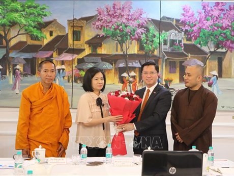 L'ambassadeur du Vietnam en Inde, Nguyên Thanh Hai (2e à droite) présente des fleurs pour féliciter Nguyên Huynh Khanh Linh pour sa réélection à la présidence de l'Association de la communauté vietnamienne en Inde. Photo : VNA