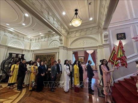 L’ambassadeur Nguyên Quôc Dung et des responsables de l’ambassade du Vietnam et des organes de représentation vietnamiens aux États-Unis offrent de l’encens aux Rois Hùng. Photo : VNA.