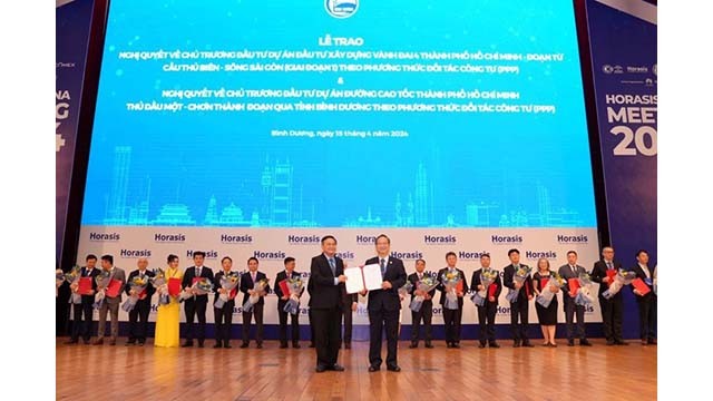 Binh Duong a remis des décisions d'investissement à plusieurs entreprises entreprises au Forum Horasis