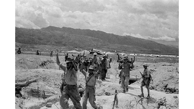 Le 22 avril 1954, le Régiment 36 de la Division 308 a détruit la base 206, les survivants furent levés la main pour se rendre. Photo : VNA.