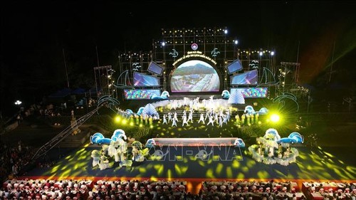 Coup d'envoi éblouissant du Festival de la mer de Hà Tinh 2024