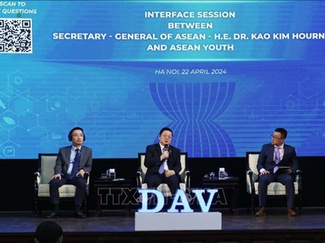 Le secrétaire général de l'ASEAN, Kao Kim Hourn (au milieu), lors de l'événement. Photo: VNA
