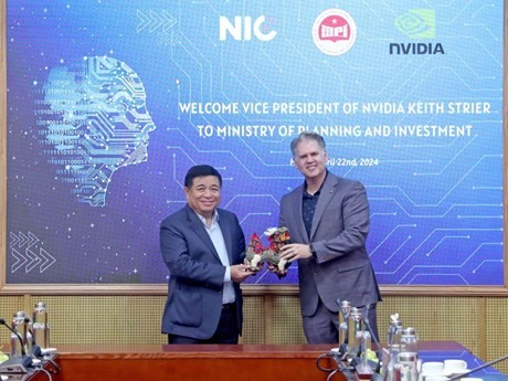  Le ministre du Plan et de l'Investissement Nguyen Chi Dung et Keith Strier, vice-président des initiatives mondiales d'Intelligence artificielle chez NVIDIA Corporation. Photo: MPI