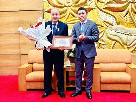 Le président de l’Union des organisations d'amitié du Vietnam, Phan Anh Son et l'ambassadeur d'Algérie au Vietnam, Abdelhamid Boubazine (gauche). Photo : VNA