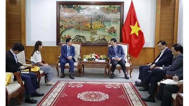 Le vice-ministre de la Culture, des Sports et du Tourisme, Hô An Phong (à droite) et l'’ambassadeur du tourisme vietnamien en République de Corée, Ly Xuong Can (à gauche). Photo : bvhttdl.gov.vn