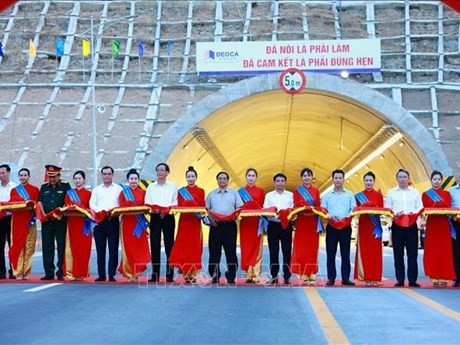 Le Premier ministre Pham Minh Chinh (9e à partir de la gauche) lors de la cérémonie d’inauguration des projets autoroutiers Cam Lâm-Vinh Hao et Diên Châu-Bai Vot, à Ninh Thuân, le 28 avril. Photo: VNA