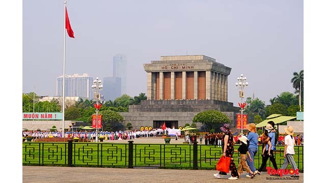 Le mausolée du Président Hô Chi Minh est décoré de drapeaux nationaux, de panneaux et d’affiches. Photo : toquoc.vn
