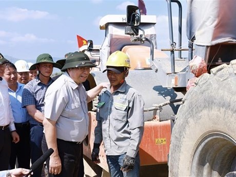 Le Premier ministre Pham Minh Chinh visite des ouvriers du projet d'autoroute Van Phong-Nha Trang. Photo : VNA.