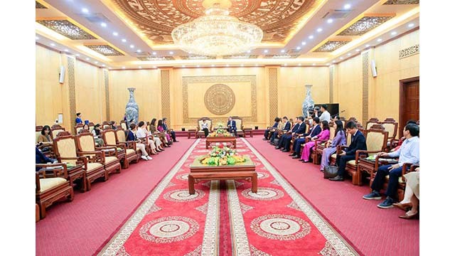 Le secrétaire du Comité provincial du Parti de Ninh Binh, Doàn Minh Huân reçoit la présidente de la 42e session de la Conférence générale de l’UNESCO, Simona-Mirela Miculescu. Photo : baoquocte.vn