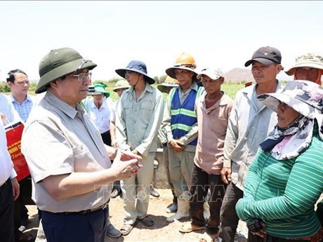 Le Premier ministre Pham Minh Chinh inspecte les travaux de prévention et de lutte contre la sécheresse à Ninh Thuân. Photo: VNA
