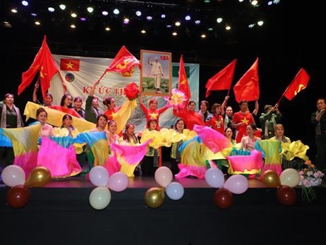 Un spectacle artistique à Macao pour célébrer le le 45e anniversaire de la libération du Sud et de la réunification nationale, le 1er mai (Journée internationale des travailleurs), le 70e anniversaire de la victoire de Diên Biên Phu (7 mai) et le 134e anniversaire de la naissance du Président Hô Chi Minh (19 mai). Photo: VNA.