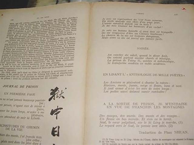 La poésie de l'Oncle Hô traduite du vietnamien vers le français par Phan Nhuân dans la revue européenne en 1961. Photo : Tienphong