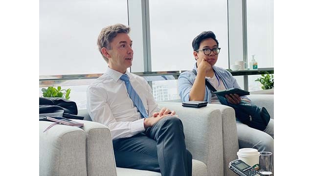 L'ambassadeur de l’UE au Vietnam, Julien Guerrier lors d’une rencontre avec des journalistes vietnamiens. Photo : tienphong.vn