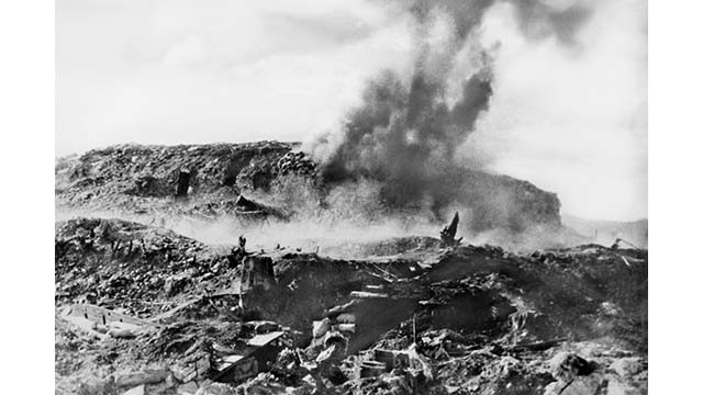 Le 6 mai 1954, nous lançâmes une offensive générale contre Diên Biên Phu. Un bloc d'1 tonne d'explosifs a détruit les blockhaus et bunkers ennemis sur la colline A1, une position importante à Diên Biên Phu, nous y ont détruit un bataillon ennemi. Photo : VNA.