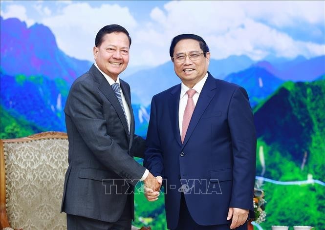 Le Premier ministre Pham Minh Chinh (droite) et le vice-Premier ministre cambodgien Neth Savoeun. Photo : VNA