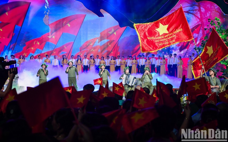 Le public de Diên Biên semblait revivre des moments héroïques et glorieux. Photo: nhandan.vn