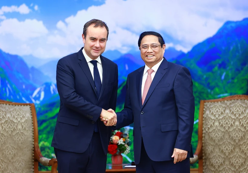 Le Premier ministre Pham Minh Chinh (droite) et le ministre français des Armées Sébastien Lecornu. Photo : VNA.