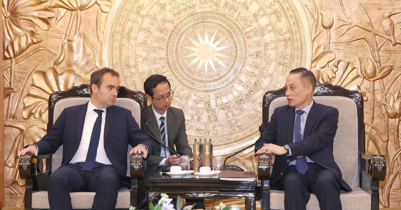 Le président de la Commission centrale des relations extérieures du Parti, Le Hoai Trung (droite) et le ministre français des Armées, Sébastien Lecornu. Photo : VNA.