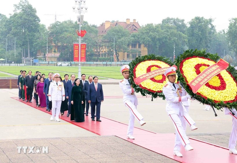 Des dirigeants rendent hommage au Président Ho Chi Minh. Photo : VNA.