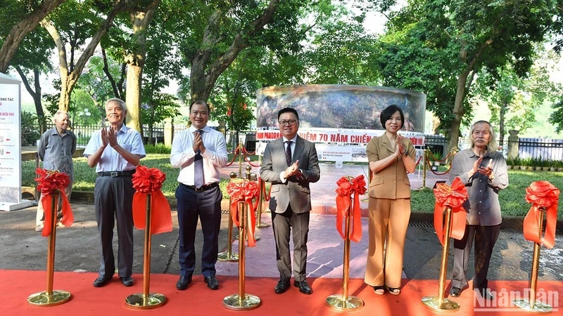 Le rédacteur en chef du Journal Nhân Dân, Lê Quôc Minh (au centre) et les délégués lors de l'Inauguration de l'exposition. Photo : nhandan.vn