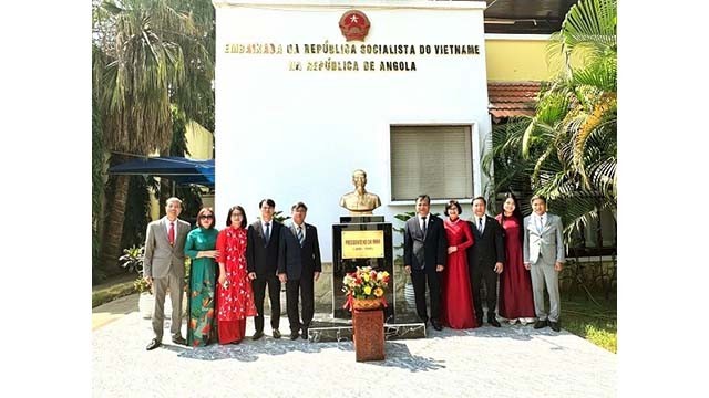 L'ambassade du Vietnam en Angola a déposé une corbeille de fleurs à la statue du Président Hô Chi Minh pour lui rendre hommage. Photo: baoquocte.vn