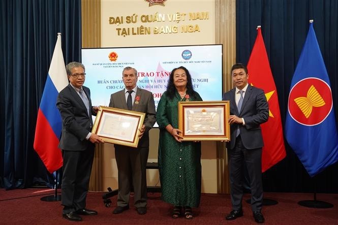 Remise de l'Ordre de l'Amitié à deux vice-présidents de l’Association d’amitié Russie-Vietnam, Regina Bundarina et Vladimir Ruvimov. Photo : VNA.