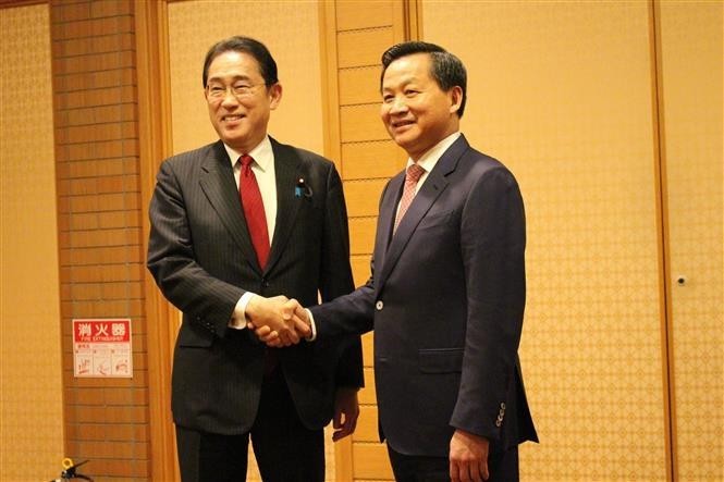 Le vice-Premier ministre Le Minh Khai (droite) rencontre le Premier ministre japonais Kishida Fumio. Photo : VNA.