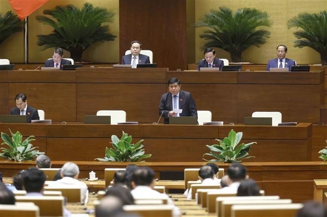 Le ministre du Plan et de l'Investissement, Nguyen Chi Dung, explique et clarifie un certain nombre de questions soulevées par les députés de l'Assemblée nationale. Photo : VNA.