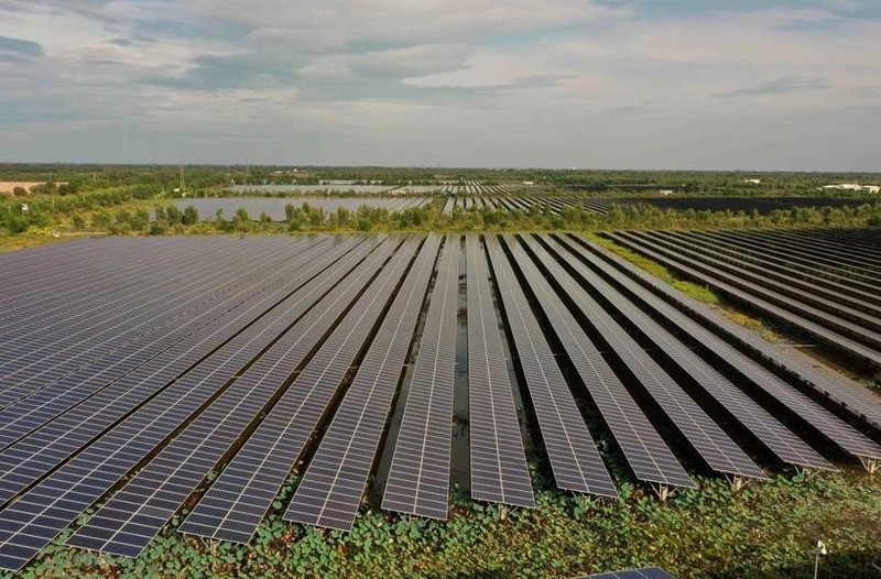 À la centrale solaire Europlast dans la province de Long An. Photo : VNA.