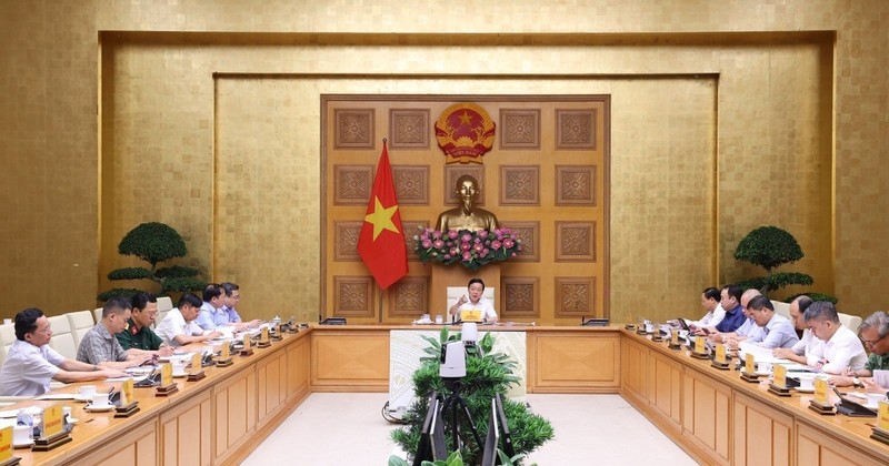 Le vice-Premier ministre Tran Hong Ha préside la réunion. Photo : VNA.