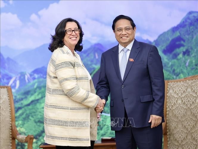 Le Premier ministre Pham Minh Chinh et a vice-présidente de la Banque mondiale Manuela V. Ferro, Photo : VNA.