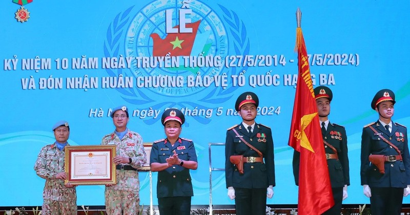 Le général de corps d’armée Hoàng Xuân Chiên, vice-ministre de la Défense, remet l’Ordre de défense de la Patrie de troisième classe à l’unité du génie n°1. Photo : VNA.