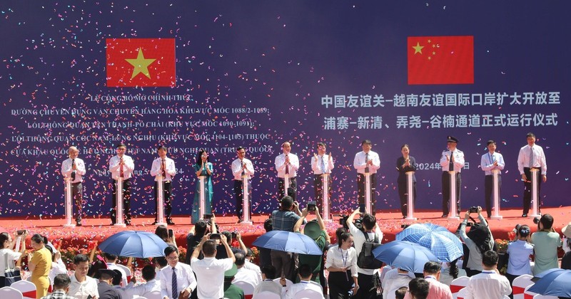 Les délégués lors de la cérémonie d’inauguration de la paire de postes-frontières Huu Nghi – Youyi Guan. Photo : VNA.