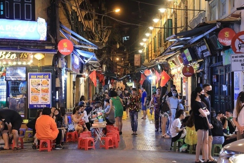 Rue Ta Hiên, une des destinations préférées des touristes à Hanoï. Photo : VNA.
