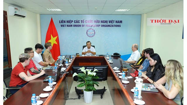 Une délégation de professeurs et d'étudiants de l'École O'neil des affaires publiques et environnementales de l'Université américaine d'Indiana cherchent à connaitre l'histoire du Vietnam. Photo : thoidai.com.vn