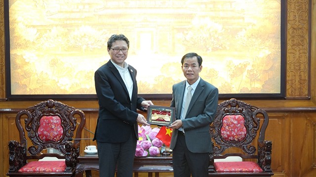 Le secrétaire adjoint du Comité provincial du Parti et président du Comité populaire de la province de Thua Thiên-Huê, Nguyên Van Phuong présente un cadeau de souvenir au consul général du Japon dans la ville de Dà Nang, Mori Takero. Photo : baothuathienhue.vn