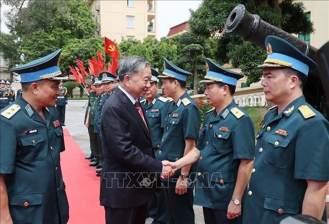 Le Président To Lam et des dirigeants de l’Armée de la défense aérienne et de l’air. Photo : VNA.