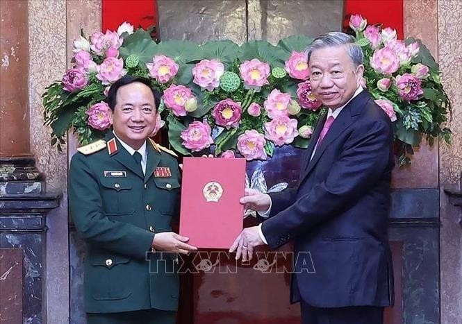 Le Président To Lam remet la décision de nommer le général de corps d'armée Trinh Van Quyet au poste de président du Département général de la politique, lors d'une cérémonie tenue le 3 juin à Hanoï. Photo : VNA.