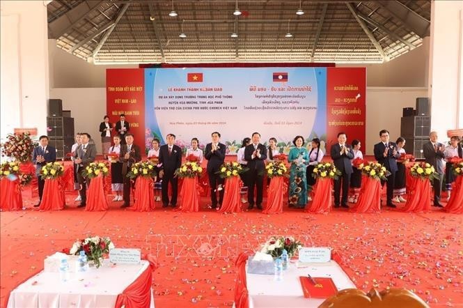 Cérémonie d'inauguration du lycée du district de Huamueng. Photo : VNA.