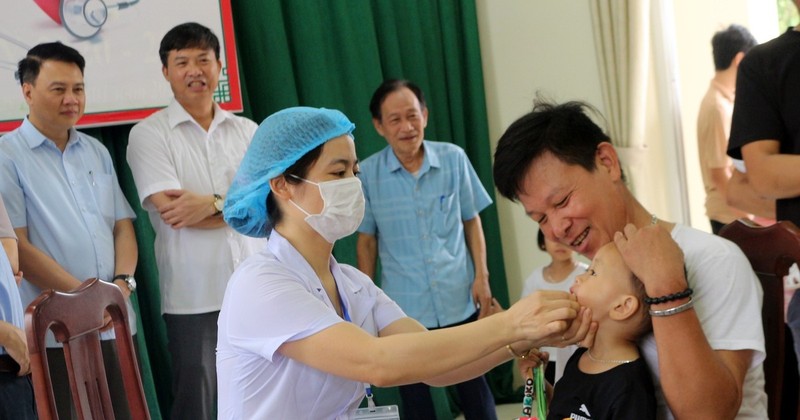 Supplémentation en vitamine A pour les enfants de 6 à 35 mois dans le quartier de Thanh Tuyên, ville de Phu Ly. Photo : VNA.