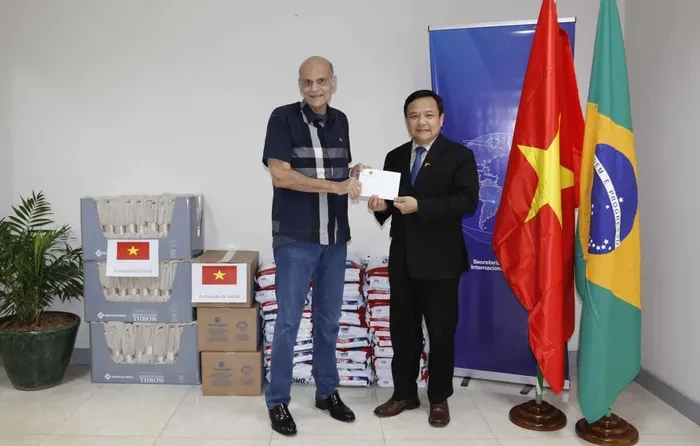 L'ambassadeur du Vietnam au Brésil, Bui Van Nghi, présente des produits de première nécessité au Service des Affaires étrangères de la région spéciale de la capitale Brasilia (Serinter). Photo : Ambassade du Vietnam au Brésil 