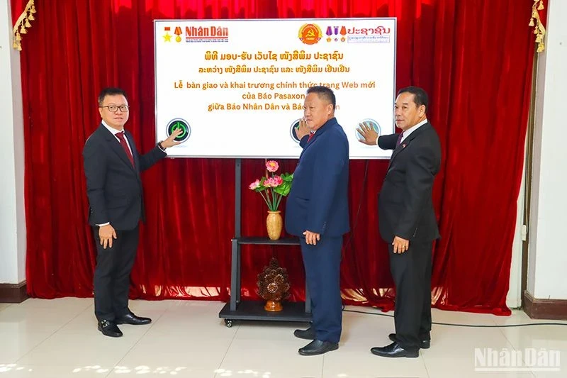 L'inauguration d'un nouveau système de journal électronique au Journal lao Pasaxon. Photo : nhandan.vn