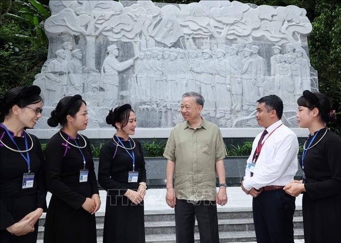 Le Président To Lam rend hommage au général Vo Nguyen Giap et à 34 soldats de l'Unité de propagande de l'Armée de Libération dans la forêt de Tran Hung Dao. Photo : VNA.