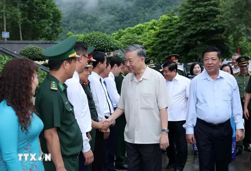 Le Président To Lam et les délégués présents au vestige national spécial de Pac Bo, commune de Truong Ha, district de Ha Quang. Photo : VNA.