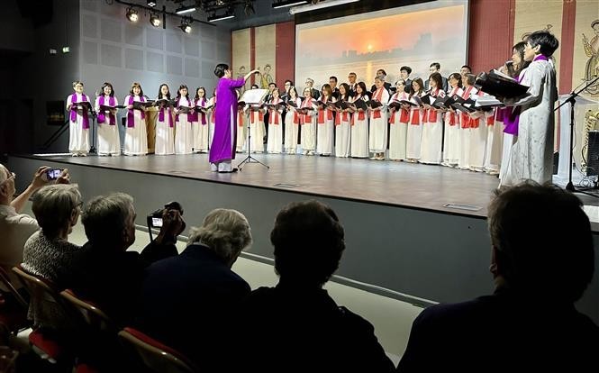 Soirée en l'honneur du 15e anniversaire de la chorale « Hop ca Que huong » en France. Photo : VNA.