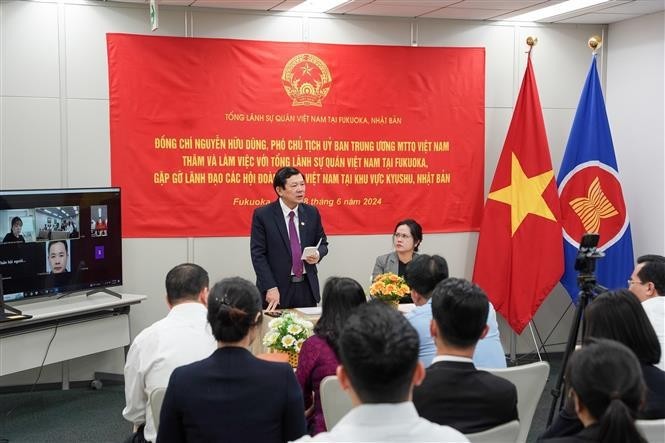 Le vice-président du Comité central (CC) du Front de la Patrie du Vietnam (FPV), Nguyên Huu Dung, rencontre des représentants d'associations vietnamiennes au Japon. Photo : VNA.