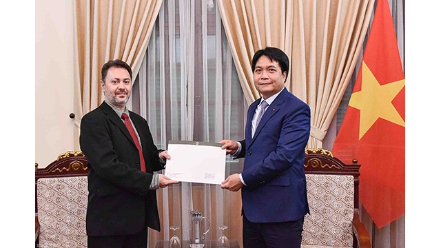 L’ambassadeur Nguyên Viêt Dung, directeur du Département du protocole d’État du ministère des Affaires étrangères (à droite) l'ambassadeur du Pakistan au Vietnam, Kohdayar Marri (à gauche). Photo : baoquocte.vn