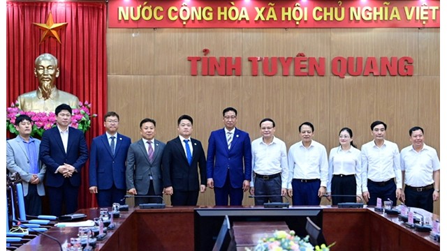 Les dirigeants de la province et des Services de la province de Tuyn Quang et la délégation du Groupe Tata Daewoo KGM. Photo : baodautu.vn